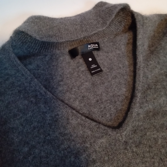 Bloomingdales Aqua Gray Cashmere Turtleneck Vneck Sweater Size S - Picture 9 of 10